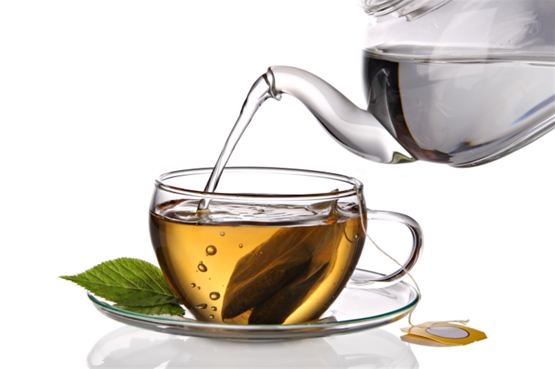 Налей воды в чай. Наливание чая в стакан. Чай в стакане. Чай льется в бокал. Чай жидкость в чашке прозрачной.