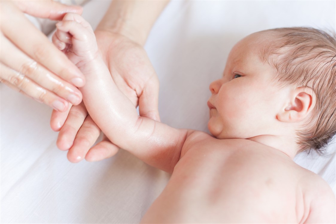 علاج الرضيع بالزيوت الطبيعية 