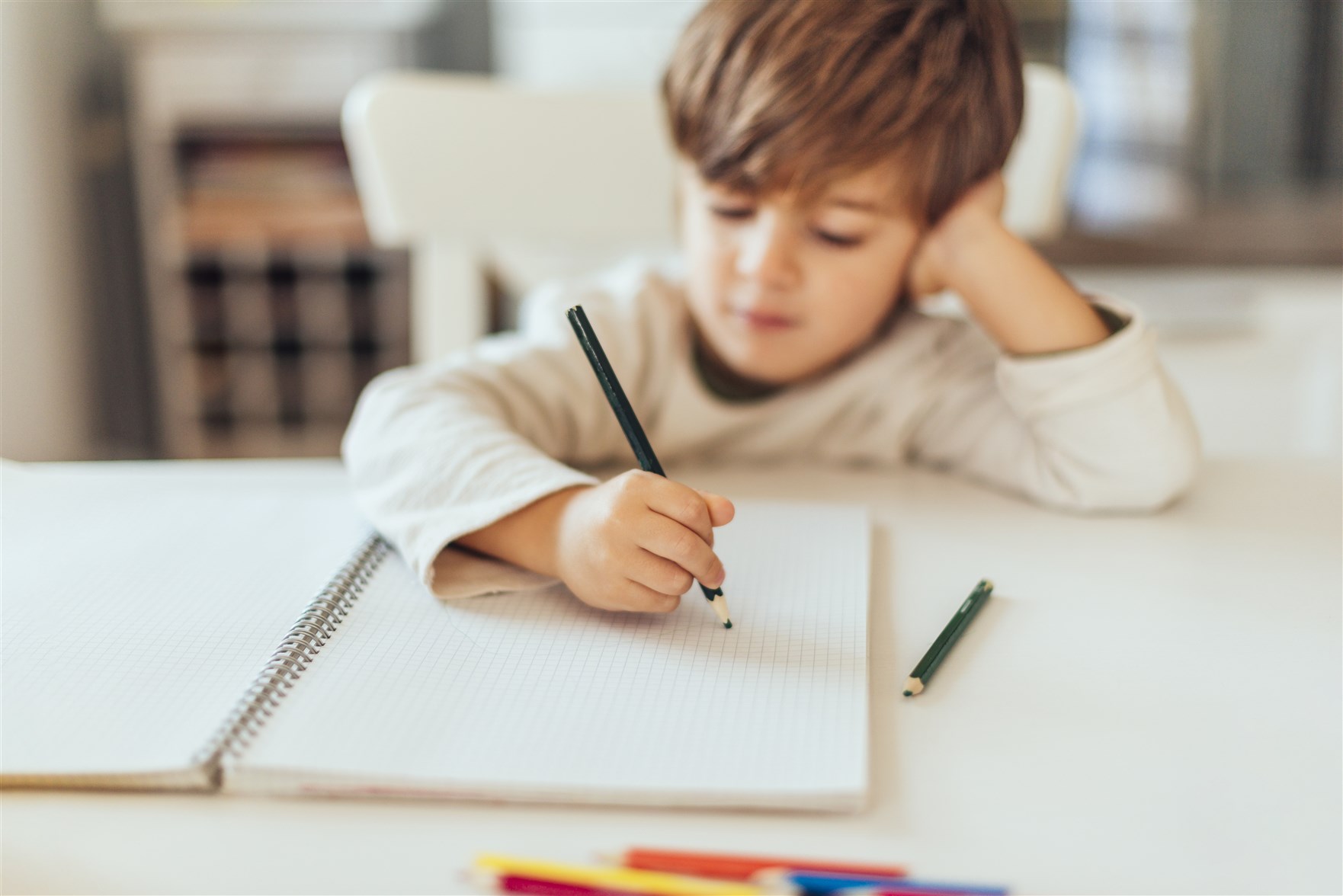 كيف يمكن أن تساعدي طفلكِ على تعلّم الكتابة؟